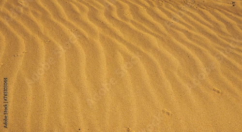 Formas o texturas dejadas por la arena en la playa.