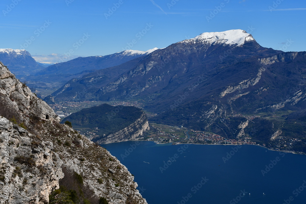 Blick über den Gardasee nach Torbole und Arco im Trentino 