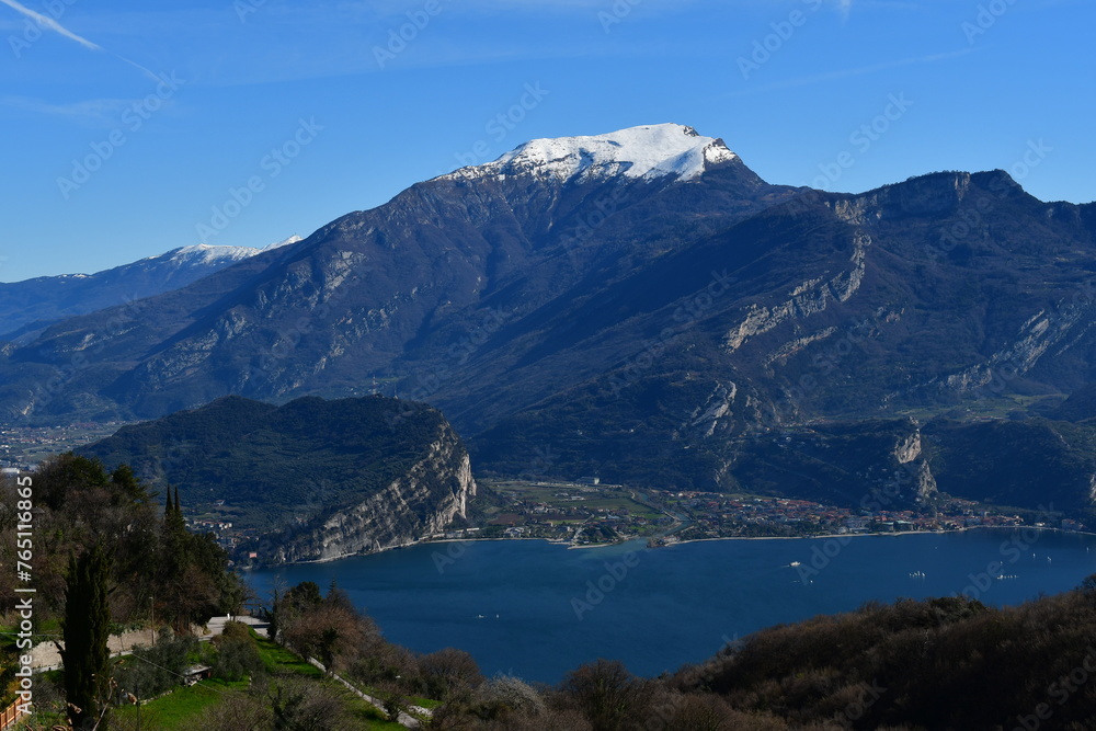 Blick über den Gardasee nach Torbole im Trentino 