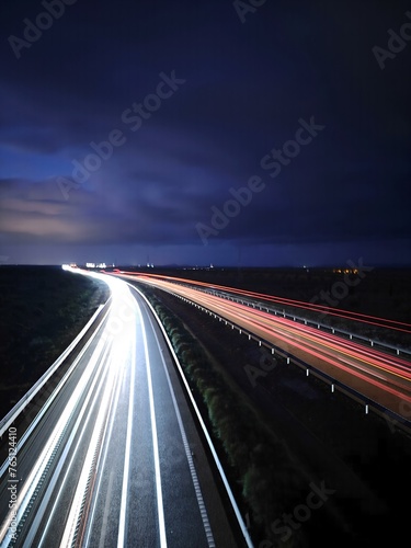 Trafico de noche con larga exposici  n