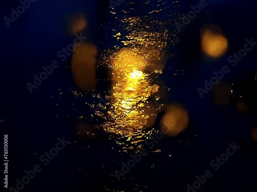 La luce si specchia una pozza di acqua durante la pioggia. photo