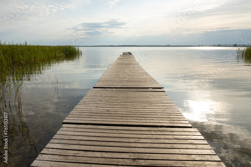 Jezioro Miedwie Polska Zachodniopomorskie Pomost molo nad jeziorem w letni dzień 
