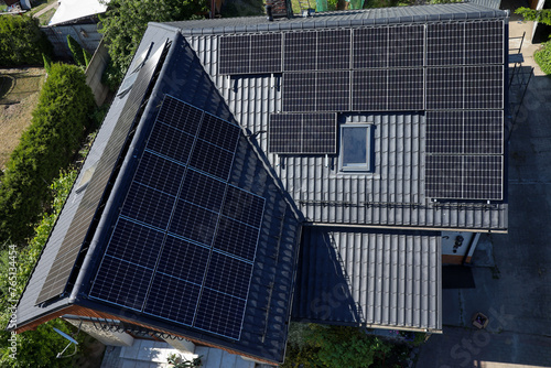 Odnawialne źródła energii, zielona energia ze słońca, panele fotowoltaiczne, instalacja.
