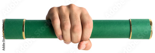 Mão segurando firmemente um canudo de formatura na cor verde, simbolizando a diplomação em um curso. Porta diplomas