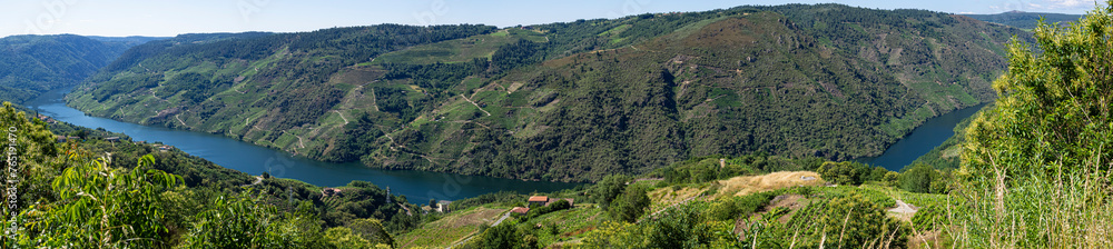 Vista panorámica del río Sil en Lugo con el agua azul y los acantilados verdes cultivados con viñedos en la Ribera Sacra, viajando por España en verano de 2021