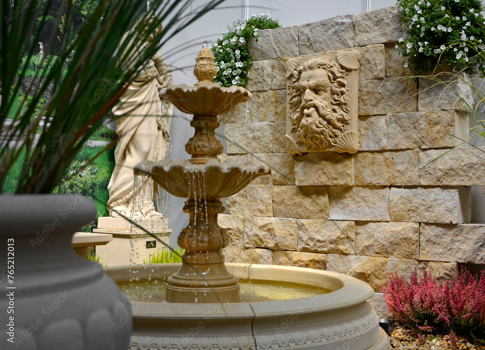 fontanna ogrodowa, ściana z piaskowca z maszkaronem, dekoracje ogrodowe, stone garden fountain, sandstone wall with mascaron