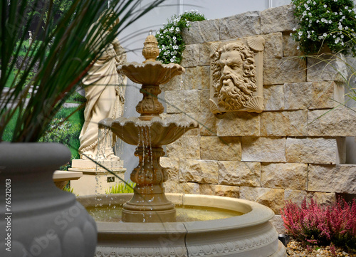 Obraz na płótnie fontanna ogrodowa, ściana z piaskowca z maszkaronem, dekoracje ogrodowe, stone garden fountain, sandstone wall with mascaron
w salonie