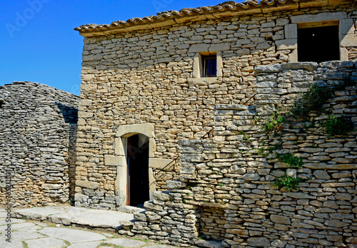 kamienny dom w prowansji, kamienny dom na tle niebieskiego nieba, simple stone house in provence, Village des Bories in France