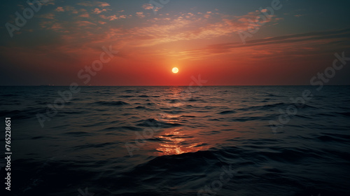 Paysage d'un horizon, vue de loin de l'océan, de la mer. Ciel avec coucher de soleil, lune. Reflet sur l'eau. Plage, nature, été. Pour conception et création graphique.