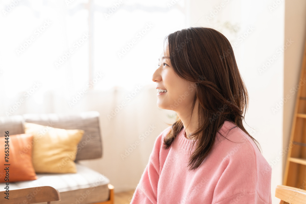 部屋でリラックスする若い女性 部屋でリラックスする若い女性