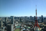 麻布台ヒルズの展望台より東京市街地と東京タワーをのぞむ