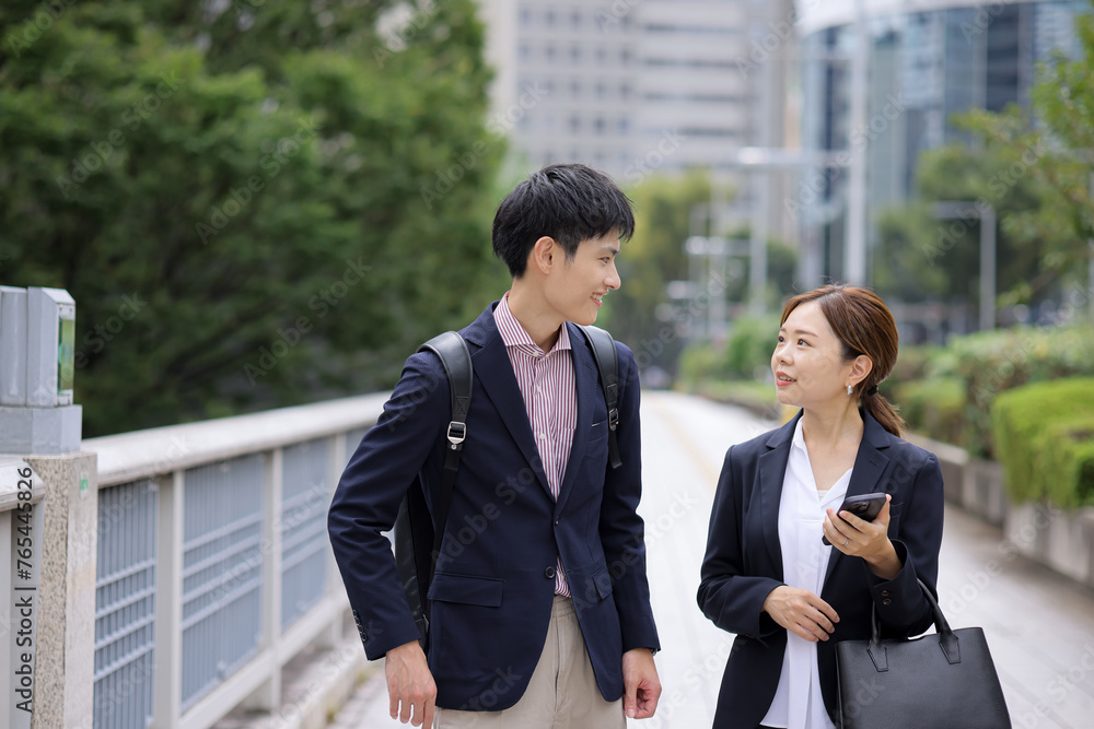 談笑する男女のビジネスマン