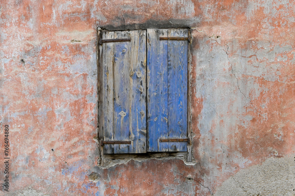 un vieux volet avec de la peinture bleue ecaillée avec un mur ancien ocre provençal un vieux volet avec de la peinture bleue ecaillée avec un mur ancien ocre provençal