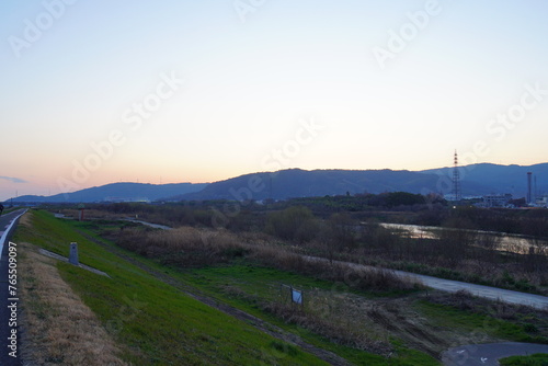 夕暮れの桂川の風景