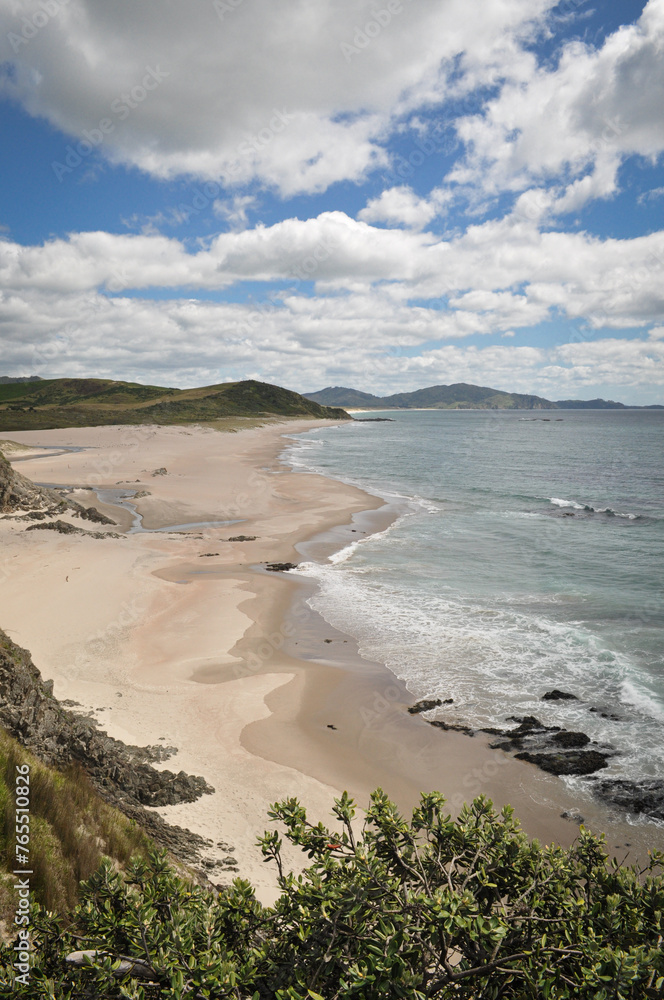 Meeresrauschen und sanfte Wellen am Strand