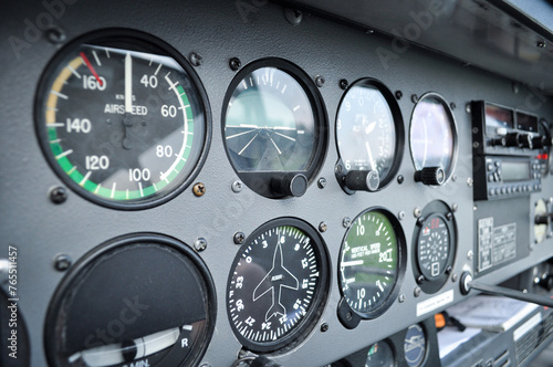 Analoge Cockpitinstrumente eines Kleinflugzeugs: Nahaufnahme der Fluganzeigen
