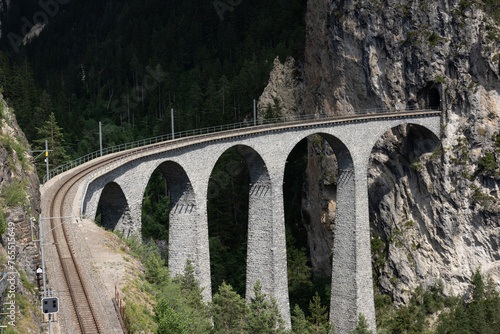 Viaduktbogen  Eisenbahnbr  cke   ber einer Schlucht