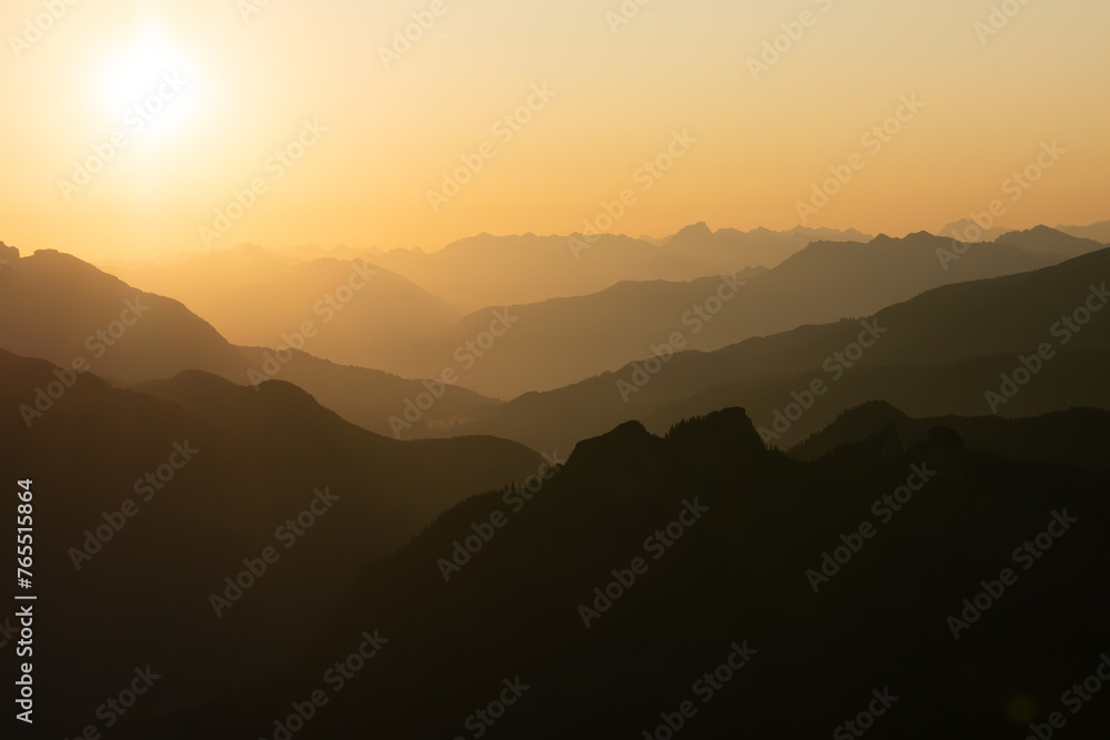 Sonnenaufgang hinter dem majestätischen Bergpanorama