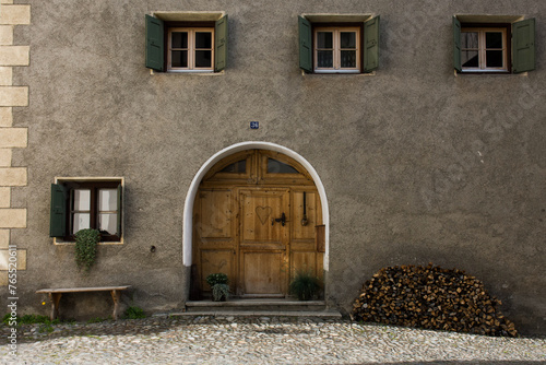 Alte Haustür eines Engadiner Hauses photo