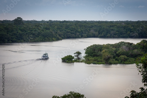 Amazonschifffahrt: Kleines Boot auf dem Amazonas