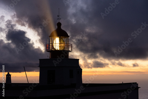 Beleuchteter Leuchtturm in abendliche Stimmung