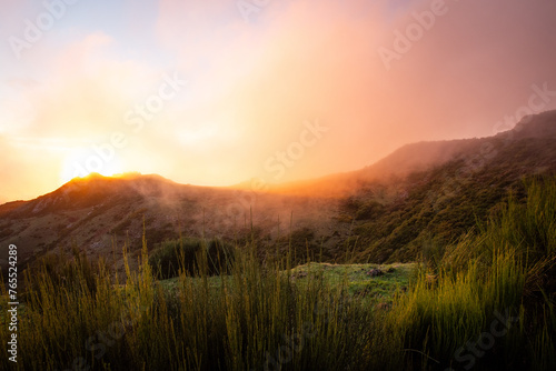 Abendlicher Nebel über Bergkamm