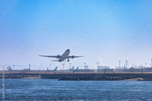 (東京都-都市風景)羽田空港と離陸するエアバス３