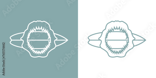 Logo club de surf. Silueta de mandíbula de tiburón sobre tabla de surf lineal