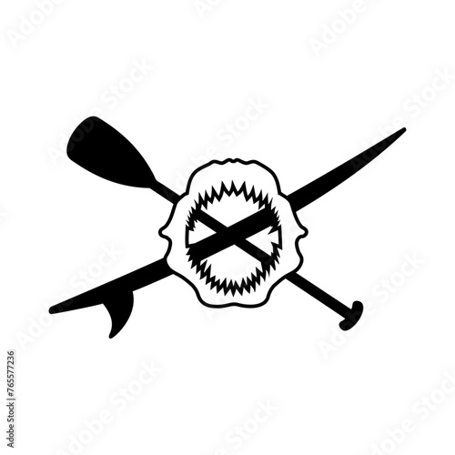 Logo club de paddle surf. Silueta de mandíbula de tiburón lineal sobre remo y tabla de paddle surf cruzados