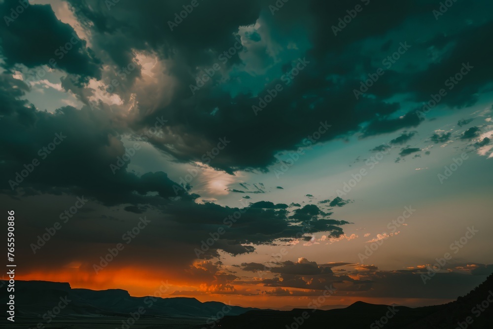 Obraz premium The sun dips below the horizon, casting a warm glow on the thick clouds filling the sky