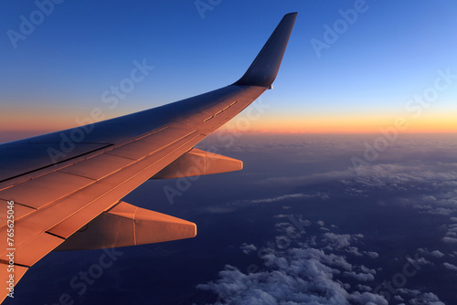 飛行機の窓からの見える翼と景色