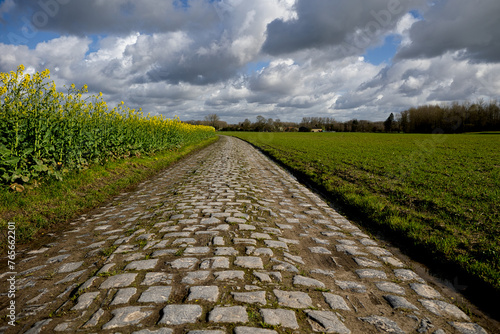 route en pavé emprunté par la course  cycliste du paris Roubaix
