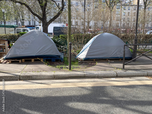 Campement de sans-abris dans la rue à Paris