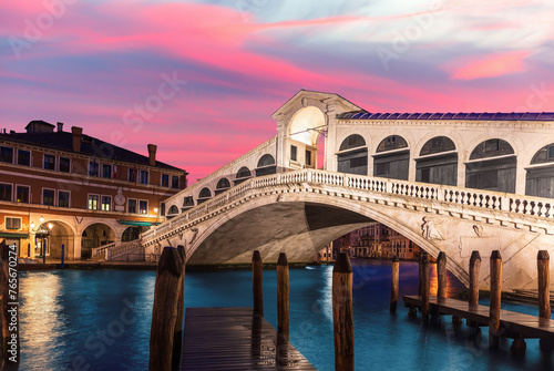 Obraz na płótnie The Rialto bridge panorama at night, Venice, Italy w salonie