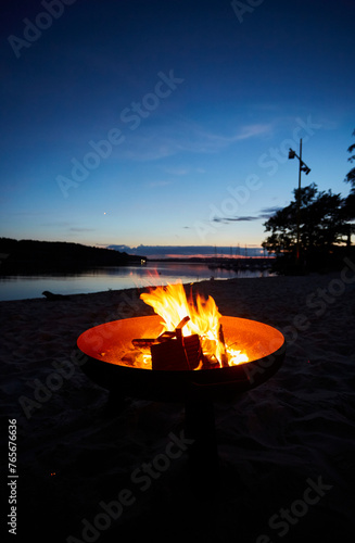 Sonnenuntergang mit Feuerschale am Strand, Möhnesee-Wamel, Möhnetal, Südufer, Kreis Soest, NRW, DE, Germany  photo