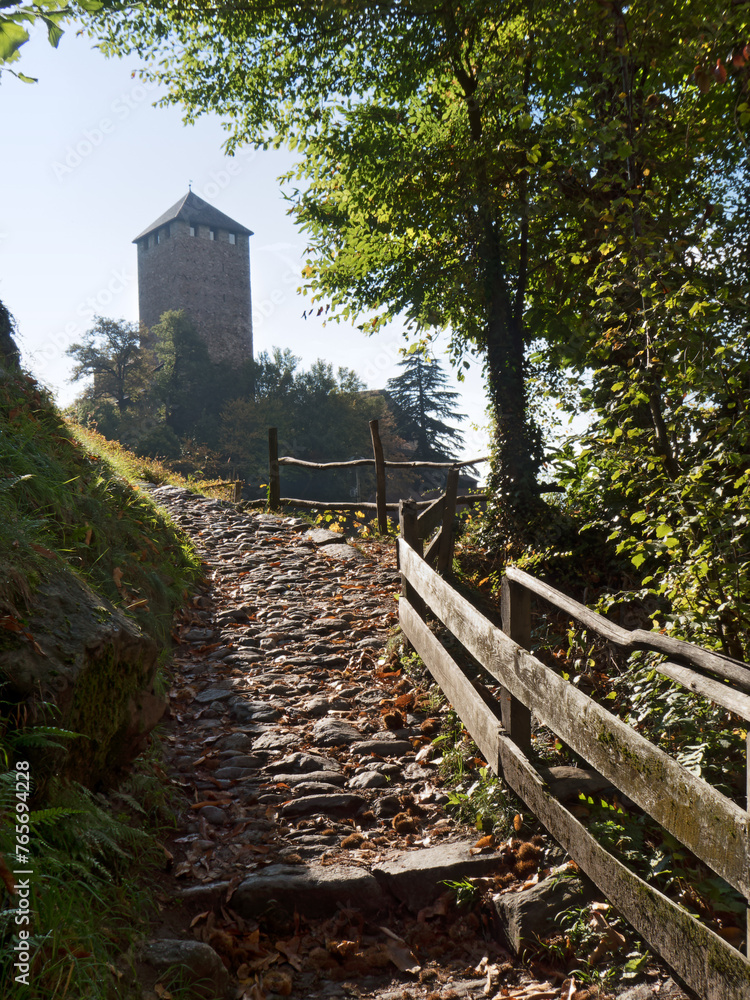 historischer Steig zum Turm der Burg Tirol bei Meran