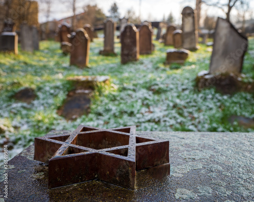 Tombstones and the marking of the Jewish star are typical for Jewish cemeteries.