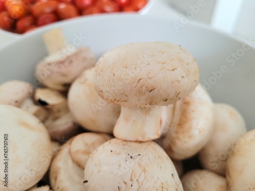 Champignon mushrooms in a bowl.