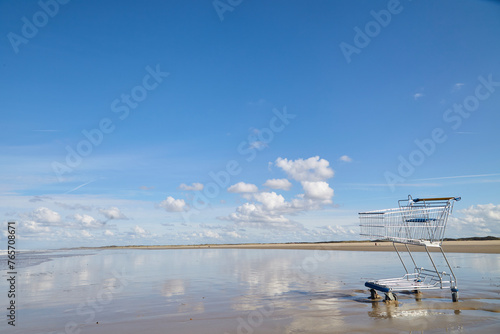Einkaufswagen am Strand, Borkum, Niedersachsen, Deutschland 