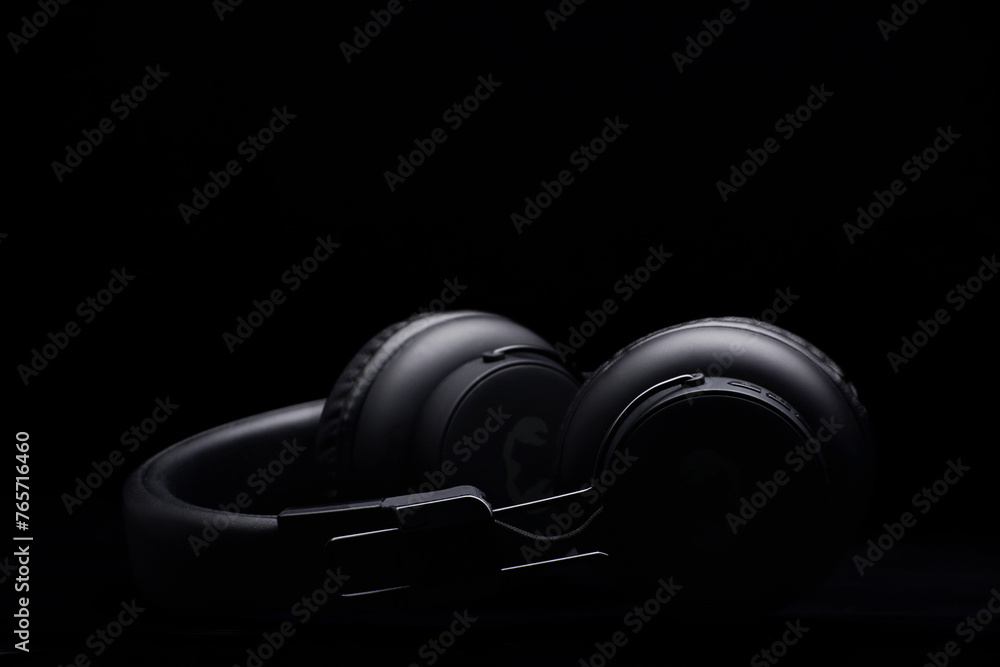 Black Headphones Czarne Słuchawki - obrazy, fototapety, plakaty 