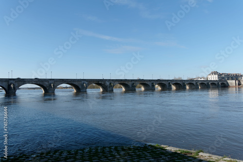 Le pont Cessart ou pont de Saumur et la Loire à Saumur - Maine et Loire - France