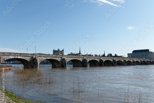 Le pont Cessart ou pont de Saumur vu de la rive droite de la Loire - Maine et Loire - France