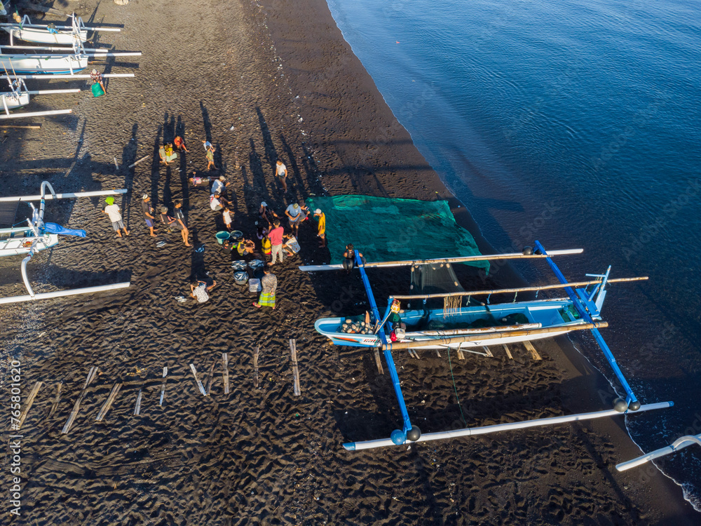 Fischer laden am Morgen, am schwarzen Strand von Amed, Fische aus ihren Auslegerboote, Berg Agung im Hintergrund, Amed Bali, Indonesien - obrazy, fototapety, plakaty 