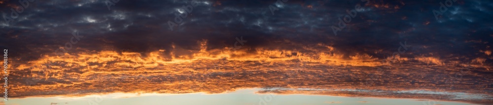 Dramatische Wolkengebilde zum Sonnenuntergang - obrazy, fototapety, plakaty 
