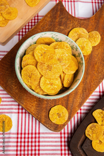 Green banana chips overhead view 5