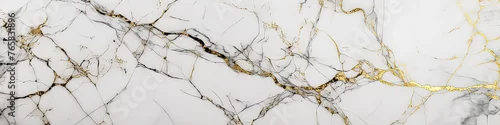 Panel kuchenny z motywem A white marble wall with gold accents. The wall is textured and has a natural look. The gold accents add a touch of luxury and elegance to the space