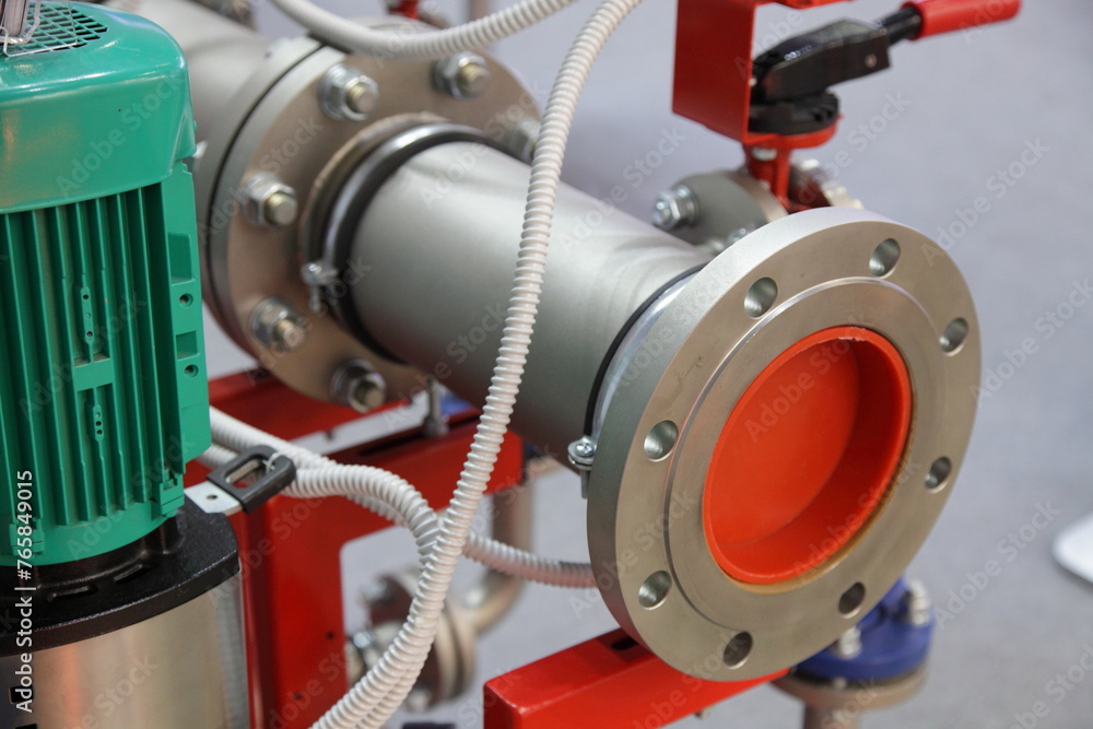 Capping Firefighting Foto Stock Pipe with valve and flange with cap on pipe closeup ...