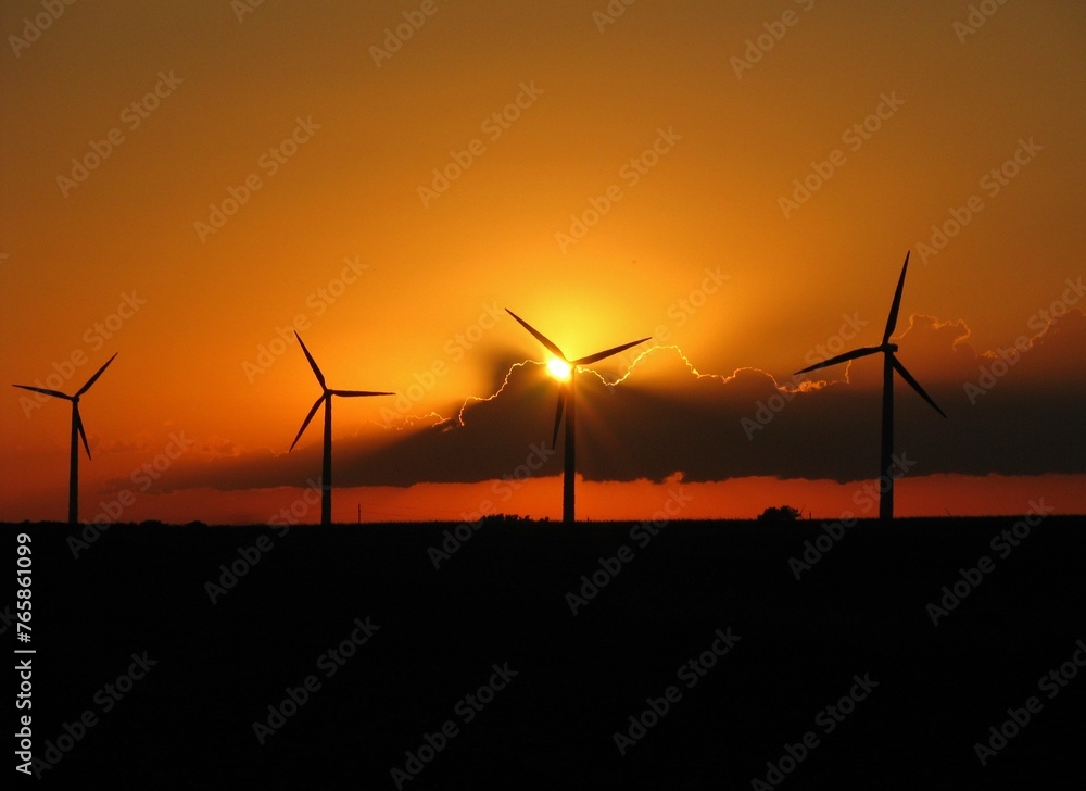 Obraz premium wind turbines at sunset