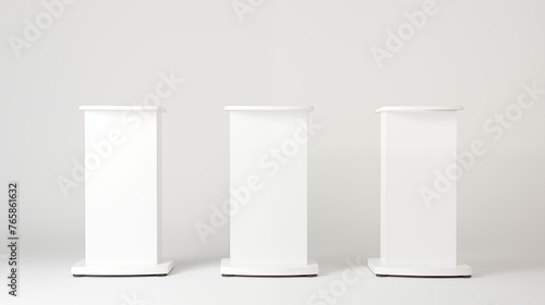 Petits podiums blancs et arrondis sur fond blanc. Piédestal, podium, mise en avant. Mock up, composition. Fond pour conception et création graphique.