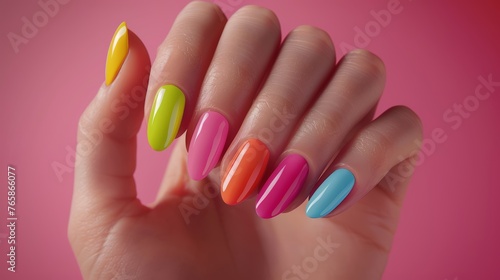 Mano femminile con unghie perfettamente curate e smalto colorato photo